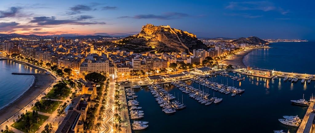 Vista de Alicante con el castillo de Santa Bárbara sobre la bahía