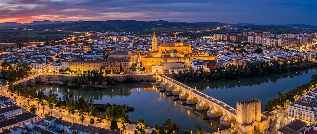 Vista de Córdoba con el puente romano y la Mezquita-Catedral