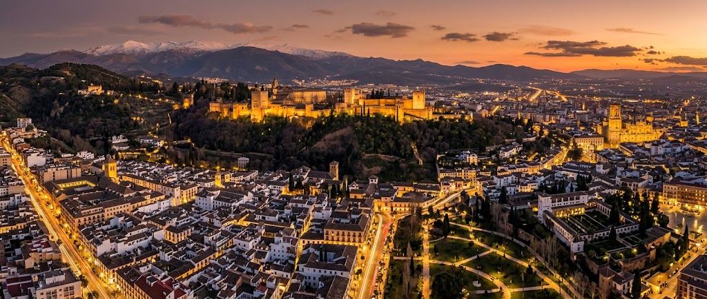 Vista de Granada con la Alhambra y Sierra Nevada al fondo