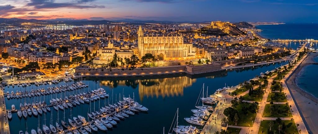 Vista de Palma de Mallorca con la catedral frente a la bahía